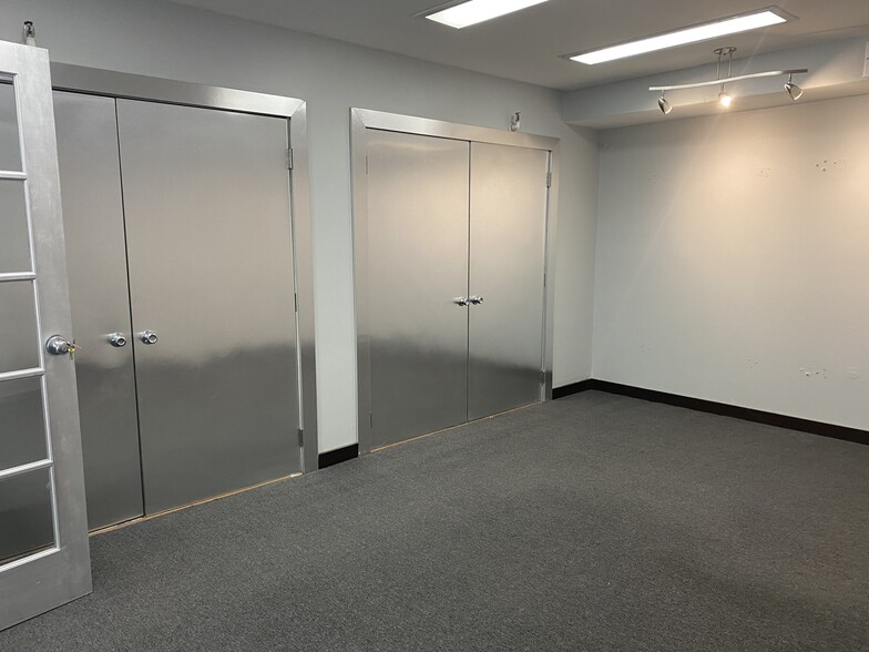 More Photos Of 395 Westbury Blvd, Hempstead Warehouse For Lease