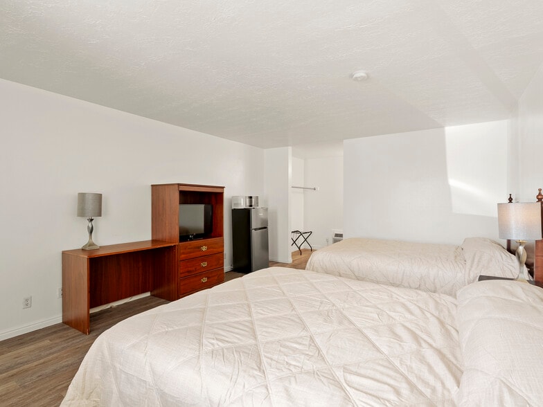 More Photos Of 307 S Main St, Huntington Hotel For Sale
