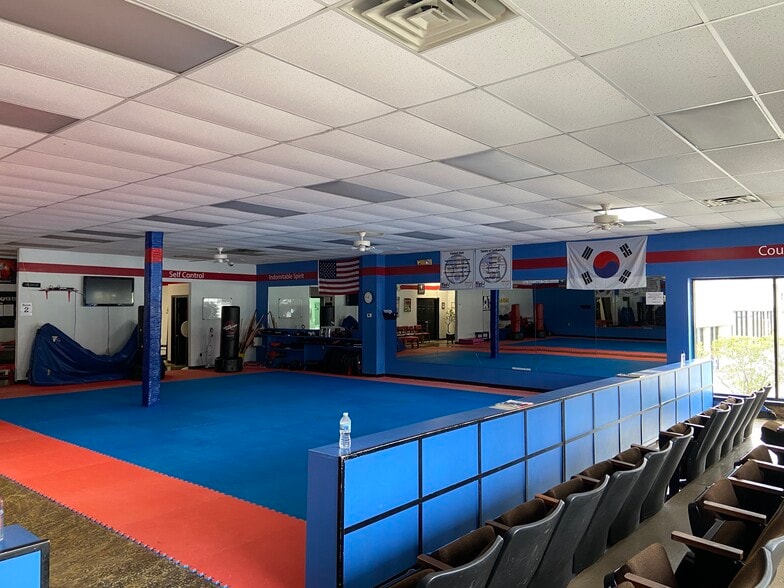 More Photos Of 9503 E Washington St, Indianapolis Storefront For Sale