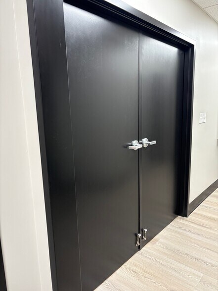 More Photos Of 1415 Shelby St, Indianapolis Office For Sale