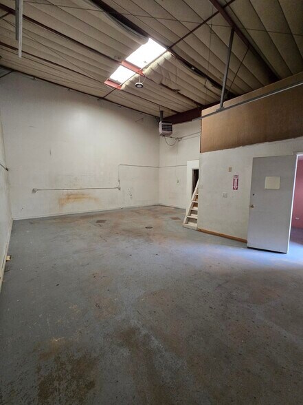 More Photos Of 100 W Southern St, Brighton Warehouse For Lease