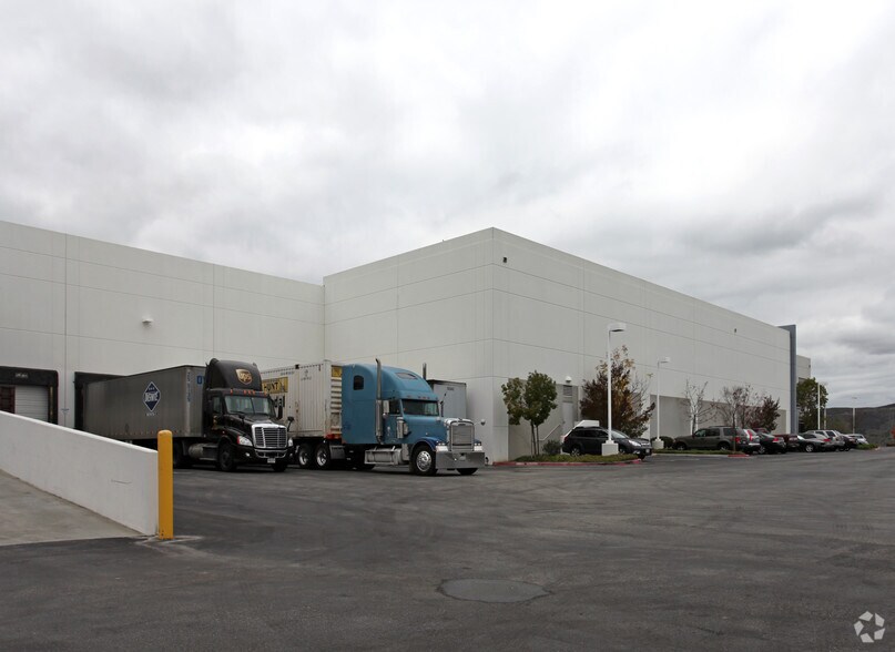 More Photos Of 2590 Conejo Spectrum St, Thousand Oaks Warehouse For Lease