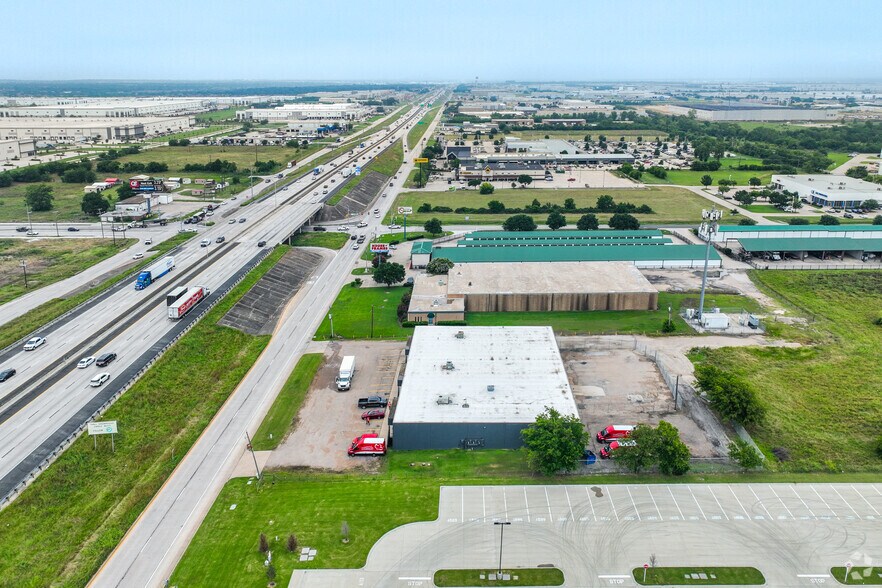 More Photos Of 9727-9733 South Fwy, Fort Worth Warehouse For Lease
