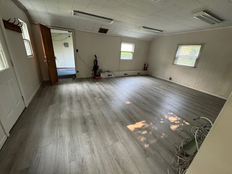 More Photos Of 1103 Fabyan Pkwy, Geneva Manufacturing For Lease