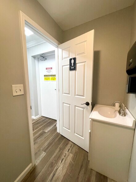 More Photos Of 31 Steelview Dr, Roanoke Distribution For Sale