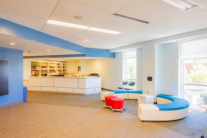 More Photos Of 2989 N Milwaukee Ave, Chicago Schools For Sale