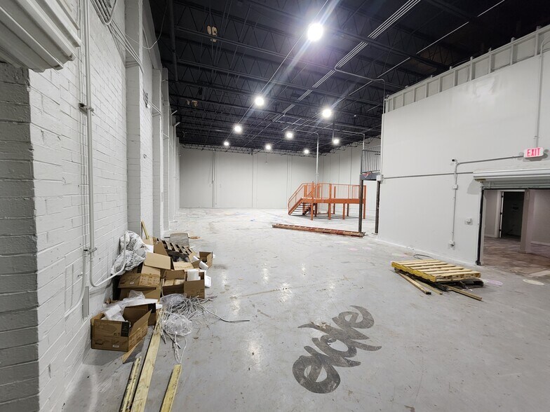 More Photos Of 1320 White St SW, Atlanta Showroom For Lease