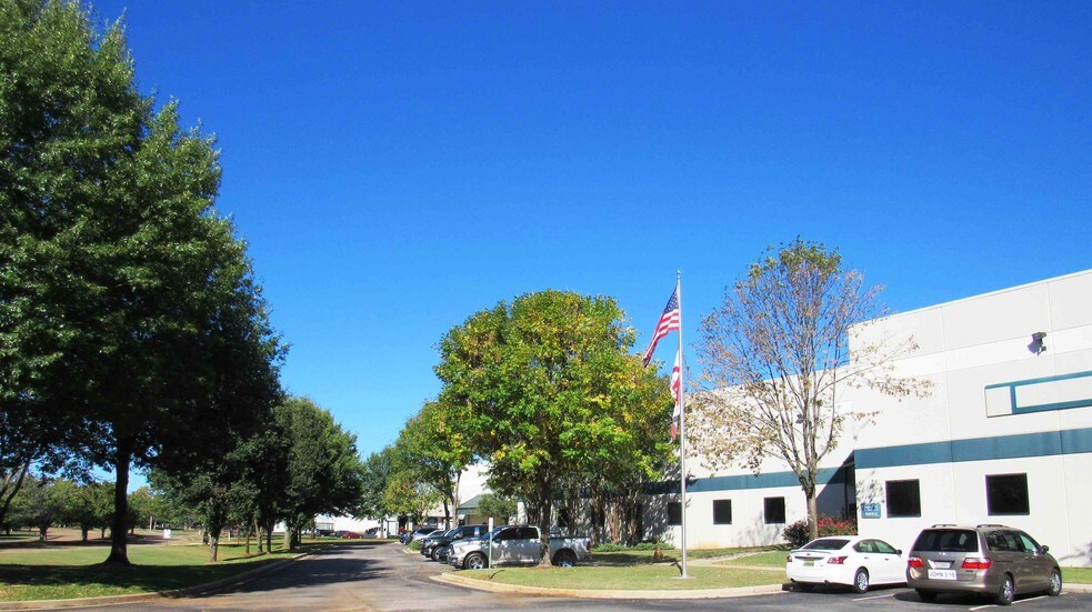 More Photos Of 151 Jetplex Blvd, Huntsville Industrial For Lease