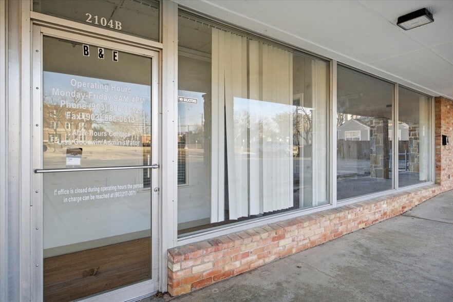 More Photos Of 2108 Monroe St, Commerce Showroom For Lease