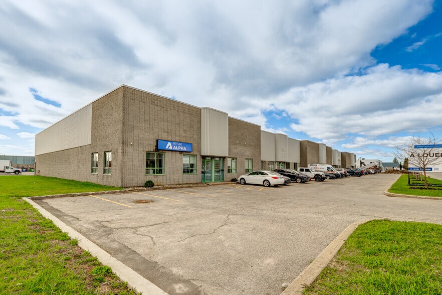 More Photos Of 894-930 Rue Bergar, Laval Warehouse For Lease