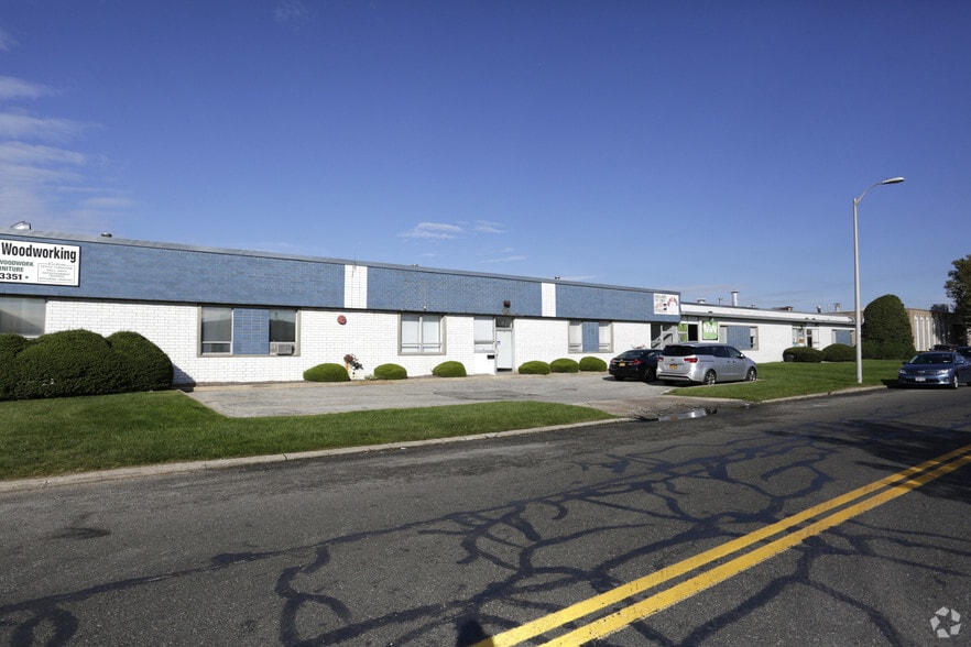 More Photos Of 78-102 E Industry Ct, Deer Park Warehouse For Lease