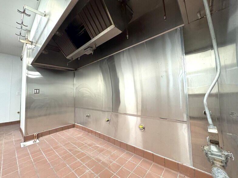 More Photos Of 100-112 W 9th St, Los Angeles Office For Lease