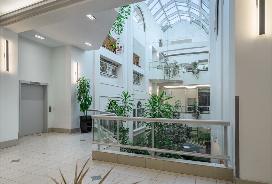 More Photos Of 5640 Spring Garden Rd, Halifax Freestanding For Lease