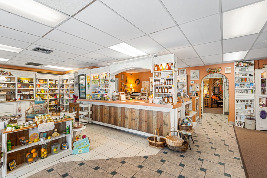 More Photos Of 155 Avenue B SW, Winter Haven Storefront For Sale