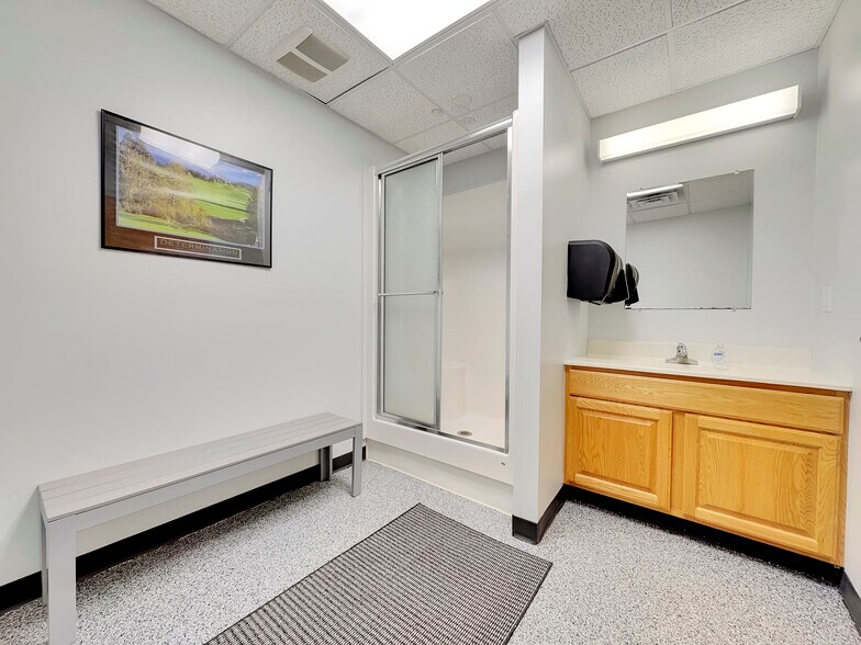 More Photos Of 808 4th St NE, Hampton Office For Sale