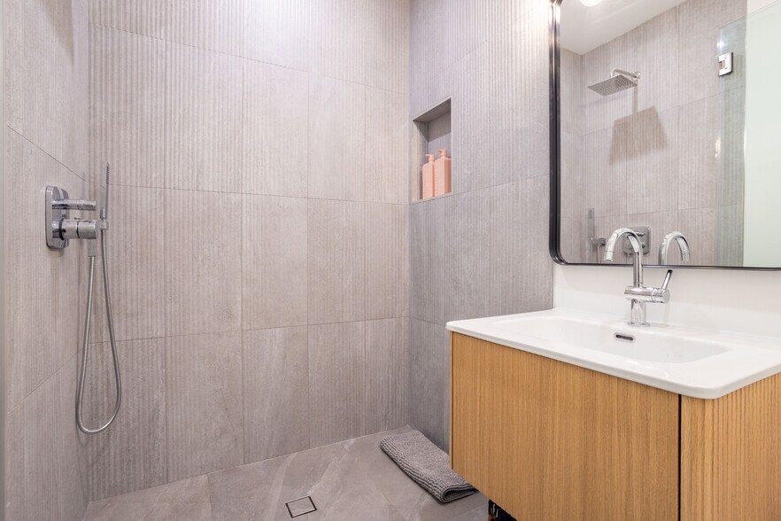 More Photos Of 13123 W Washington Blvd, Los Angeles Showroom For Lease