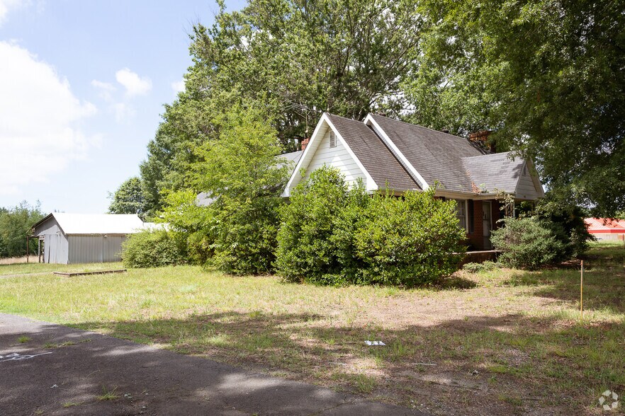 More Photos Of 237 W Plaza Dr, Mooresville Land For Lease