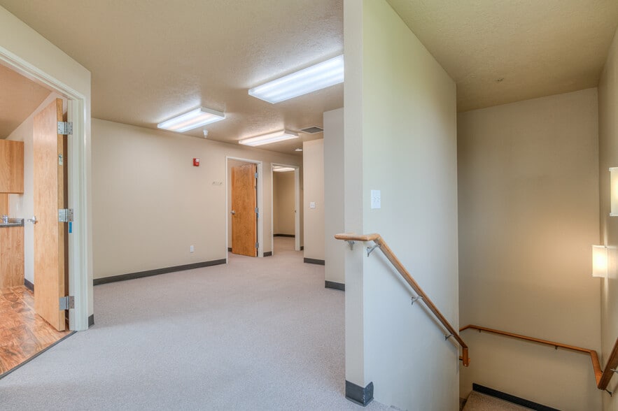 More Photos Of 62958 NE Layton Ave, Bend Light Manufacturing For Sale