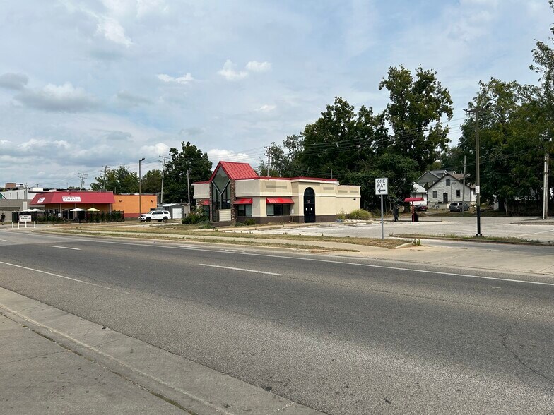 More Photos Of 535 S Walnut St, Bloomington Fast Food For Lease