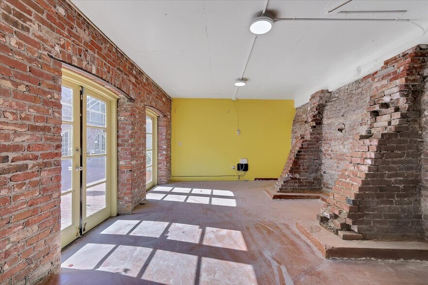 More Photos Of 900-906 2nd St, Sacramento Storefront For Lease