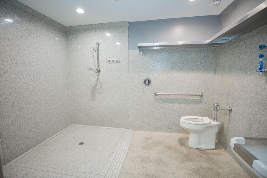 More Photos Of 807 N Briarwood Dr, Bolivar Assisted Living For Sale