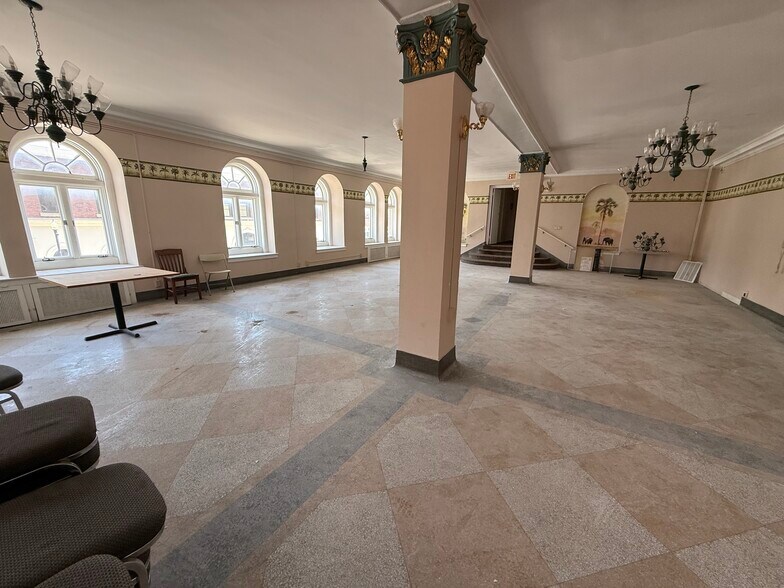 More Photos Of 12 E Main St, Chanute Hotel For Sale