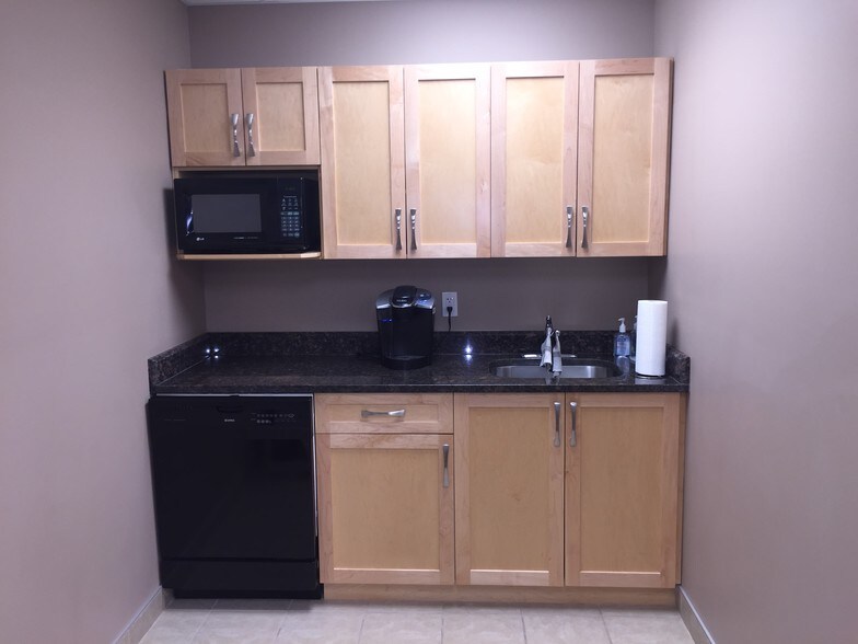 More Photos Of 32 Westwinds Cres NE, Calgary Flex For Lease