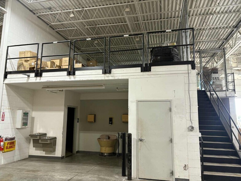 More Photos Of 9980 S Oakwood Park Dr, Franklin Manufacturing For Sale