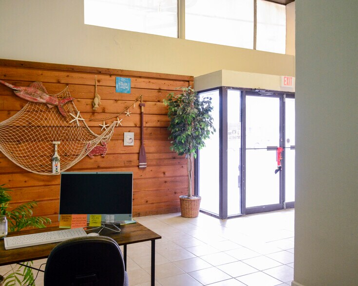 More Photos Of 361 S Commercial St, Aransas Pass Freestanding For Lease