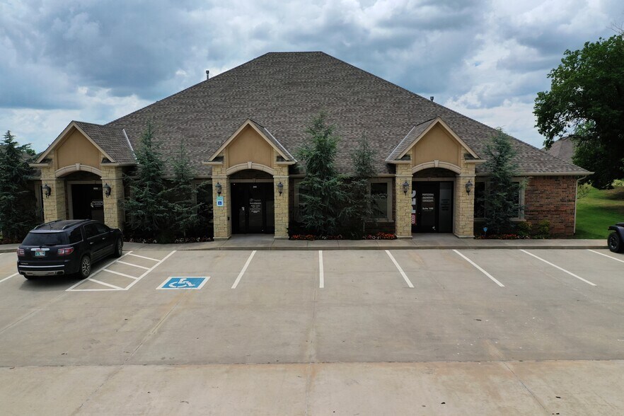 More Photos Of 10921 S Western Ave, Oklahoma City Office For Lease