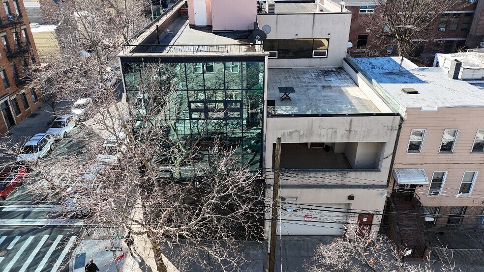 More Photos Of 25-20 39th Ave, Long Island City Office For Sale