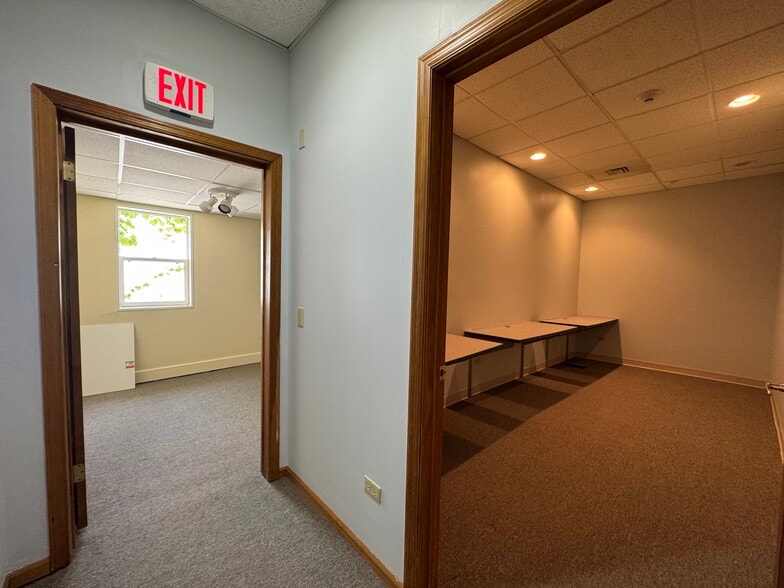 More Photos Of 28W583 Stafford Pl, Warrenville Restaurant For Lease