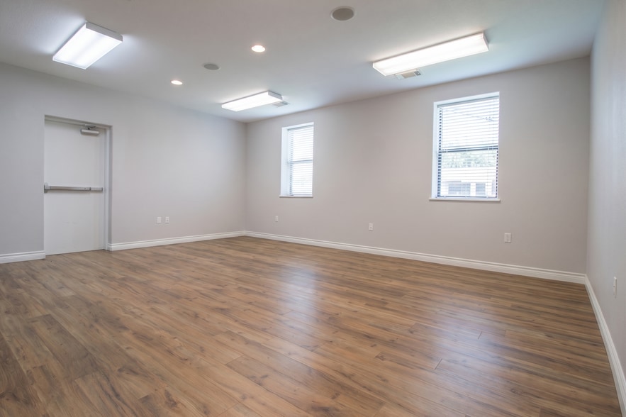 More Photos Of 404 Newport Blvd, League City Flex For Sale