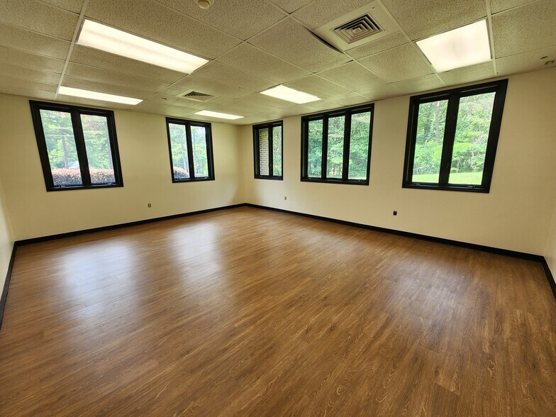 More Photos Of 2 Fisher Rd, Greenville Schools For Lease