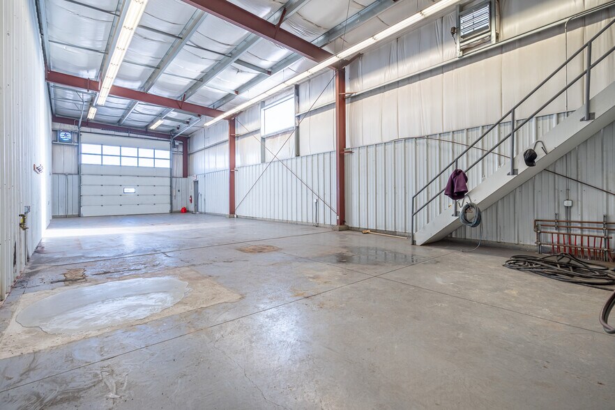 More Photos Of 4807 40 Av, Lloydminster Warehouse For Lease