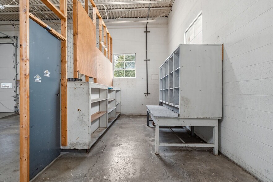 More Photos Of 311 N Waverly Ave, Springfield Warehouse For Lease