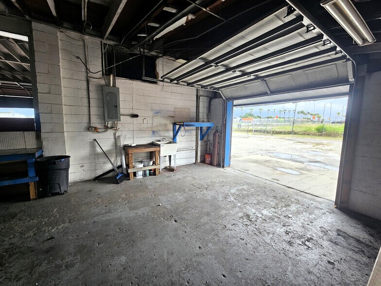 More Photos Of 15217 US 301, Dade City Office For Sale