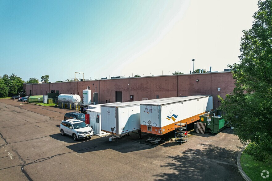 More Photos Of 1515 Grundy's Ln, Bristol Office For Lease