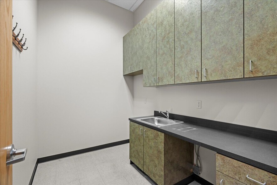 More Photos Of 6455 Lakeview Blvd, Lake Oswego Flex For Lease