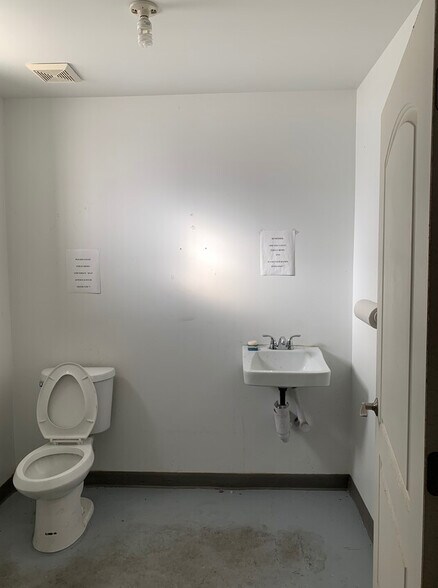 More Photos Of 1810 N Dixie Hwy, Hollywood Warehouse For Sale