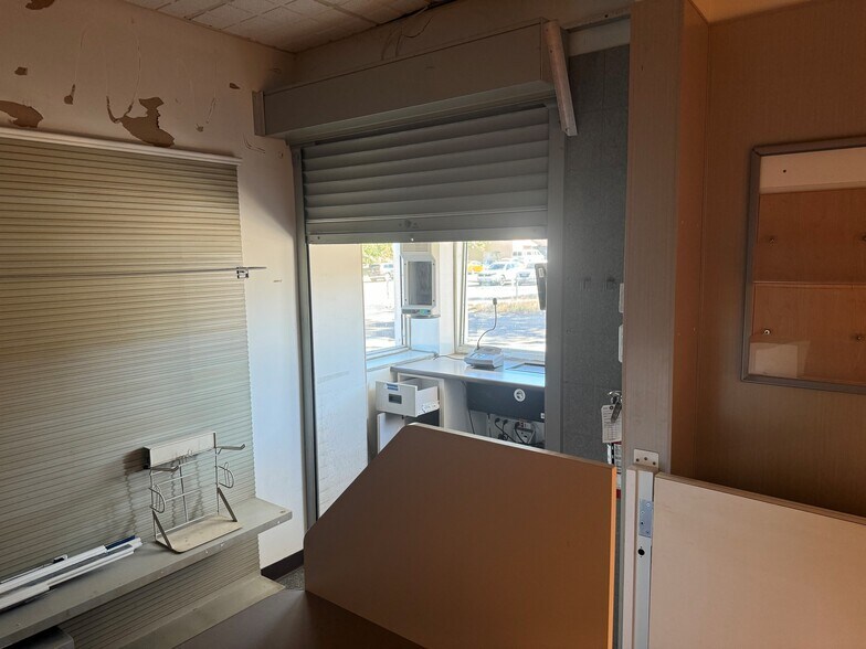 More Photos Of 610 N Cedar St, Mason Unknown For Lease
