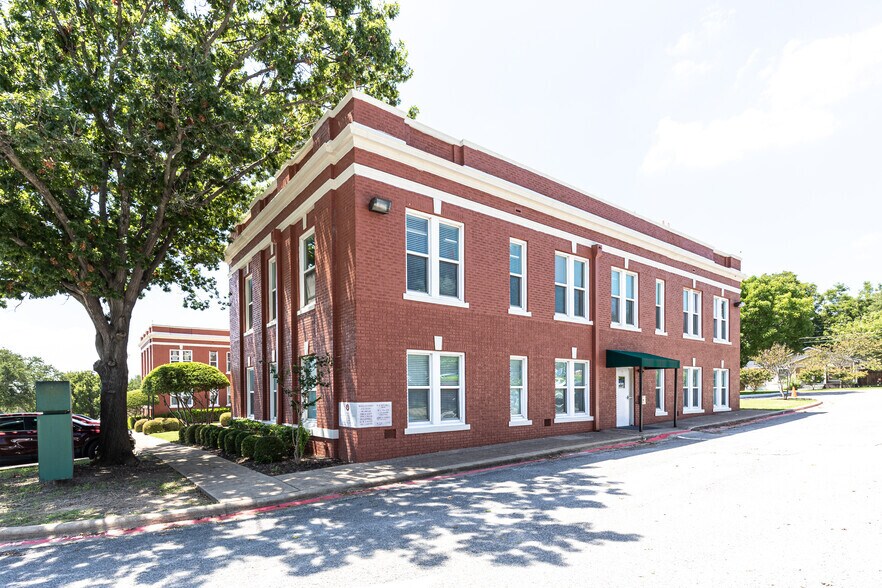 More Photos Of 808 S College St, McKinney Office For Sale