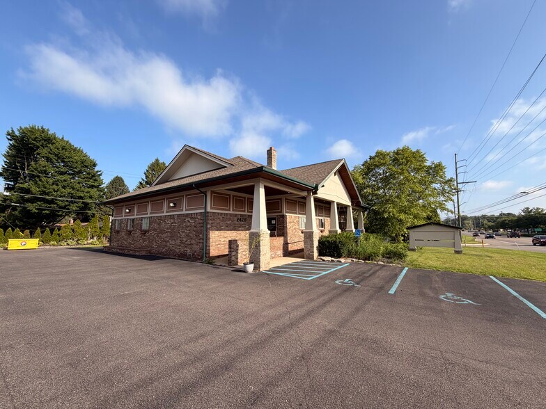 More Photos Of 2400 Union Lake Rd, Commerce Township Medical For Lease