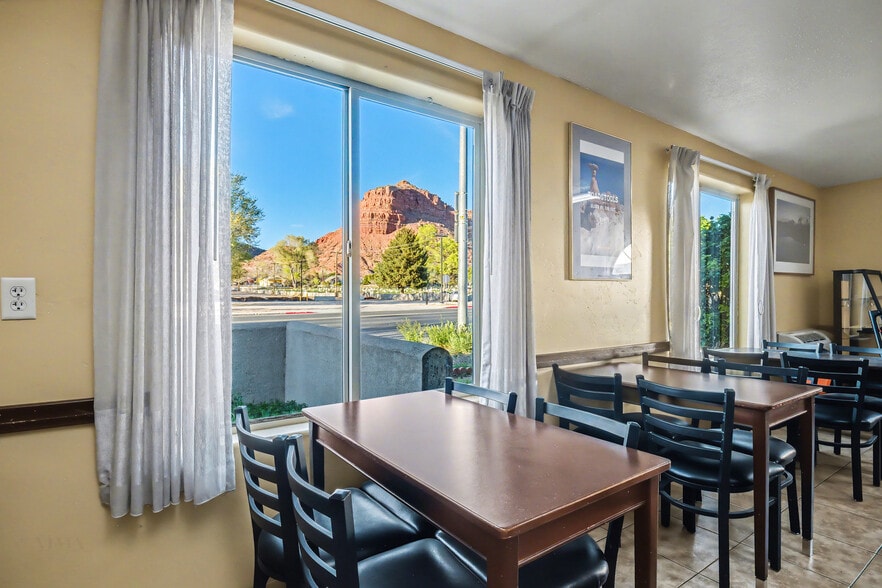More Photos Of 386 E 300 S, Kanab Hotel For Sale