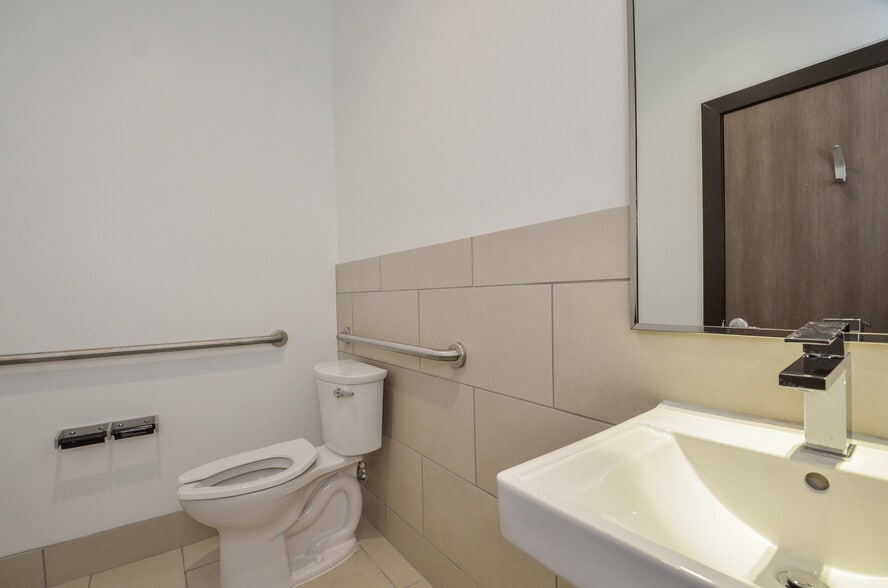 More Photos Of 800 Bonaventure Way, Sugar Land Medical For Sale