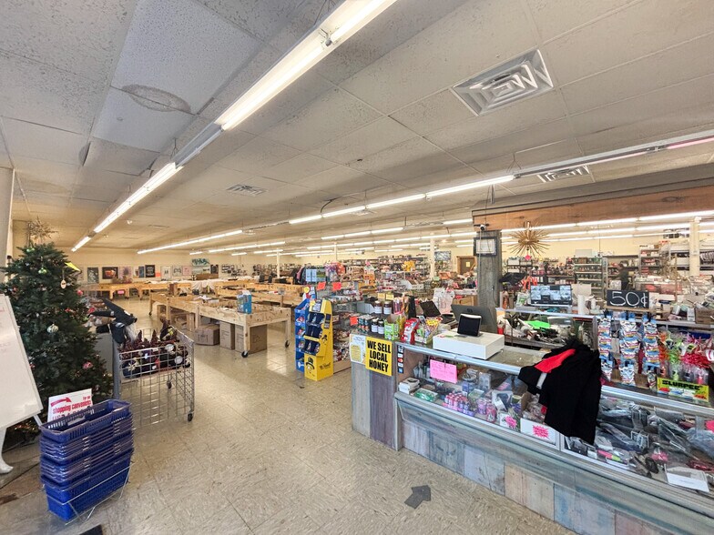 More Photos Of 304 E Jackson St, Willard Unknown For Lease