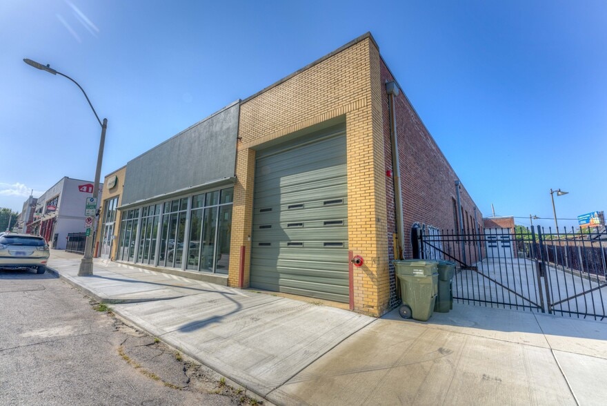 More Photos Of 405 Monroe Ave, Memphis Showroom For Sale