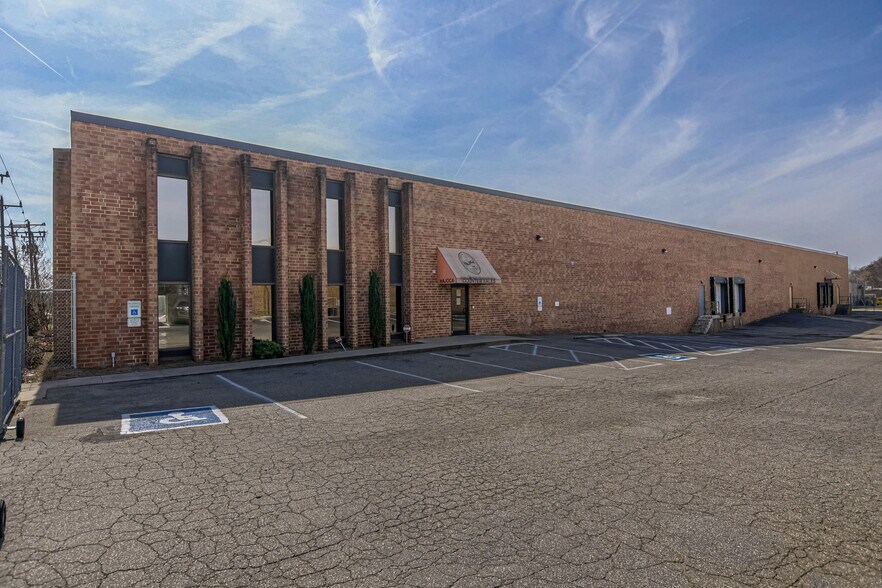 More Photos Of 902 Norwalk St, Greensboro Warehouse For Lease