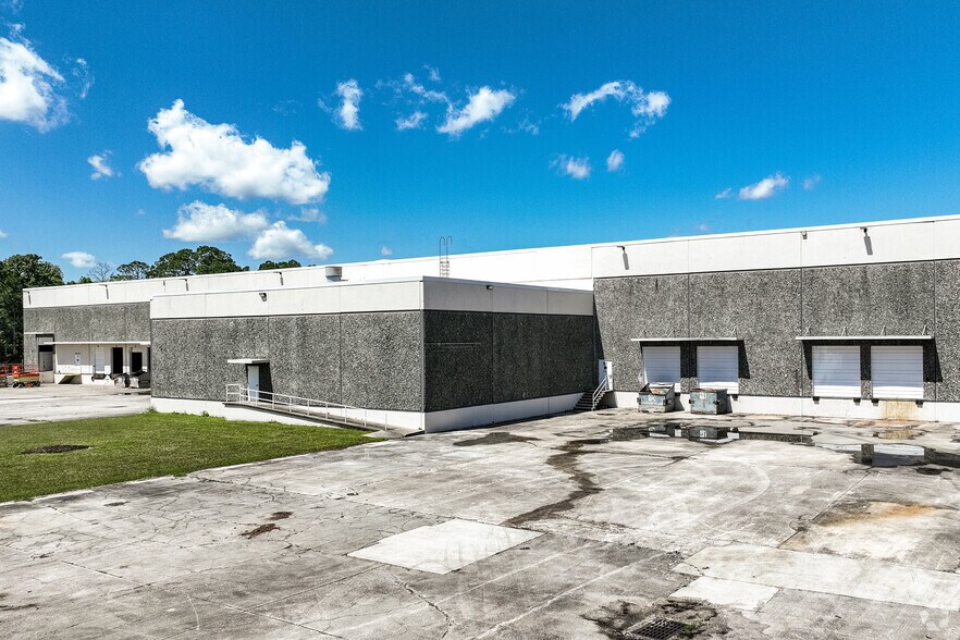 More Photos Of 600 Wells Rd, Orange Park Distribution For Lease