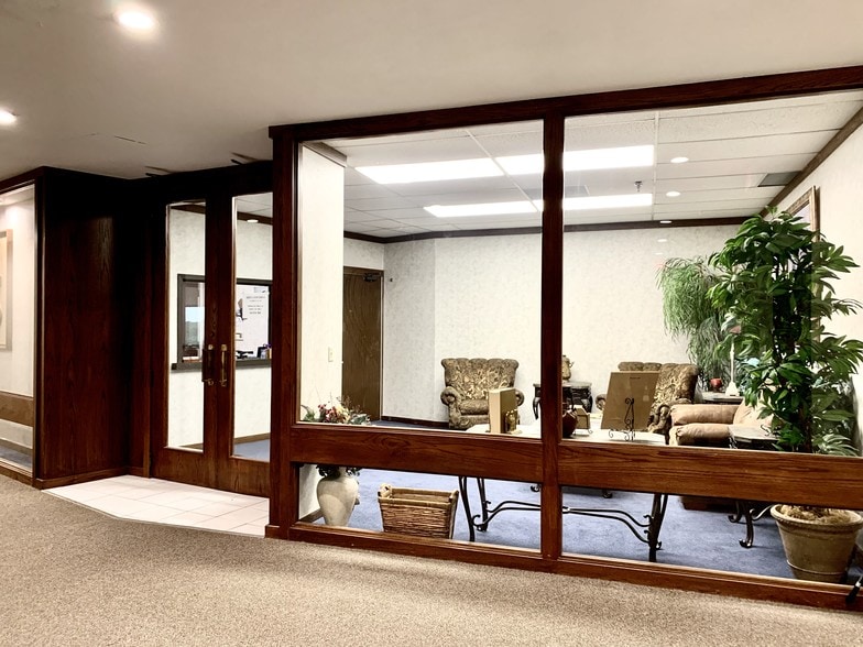 More Photos Of 1800 Teague Dr, Sherman Office For Lease